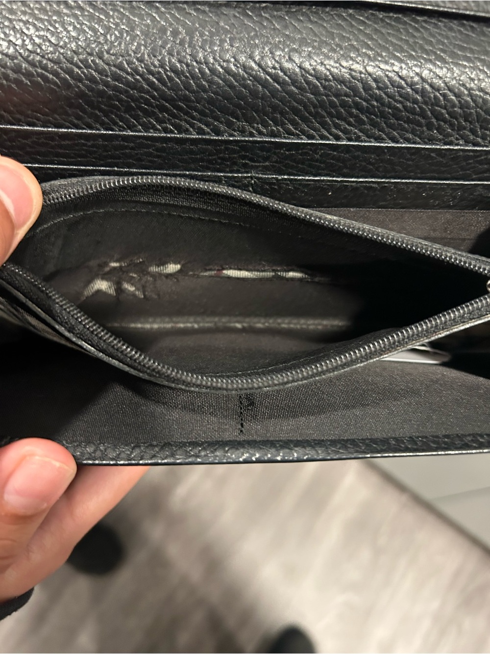 Burberry Black Leather Money Clip with Signature Check Lining - Picture 6 of 8